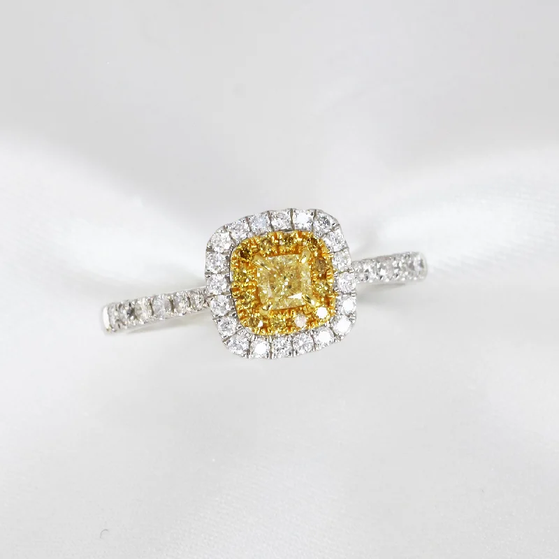 Halo - Style Women's Diamond Rings with a Center Diamond Surrounded by Smaller Diamonds in 18K GoldAmelie