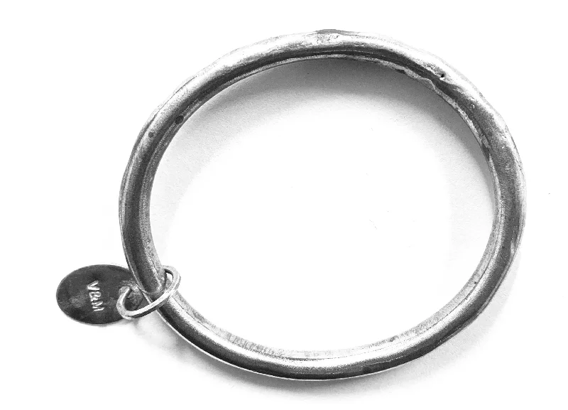 Men's Stainless Steel Bangle with Carbon Fiber Inlays for a Modern EdgeClassic silver oval bangle