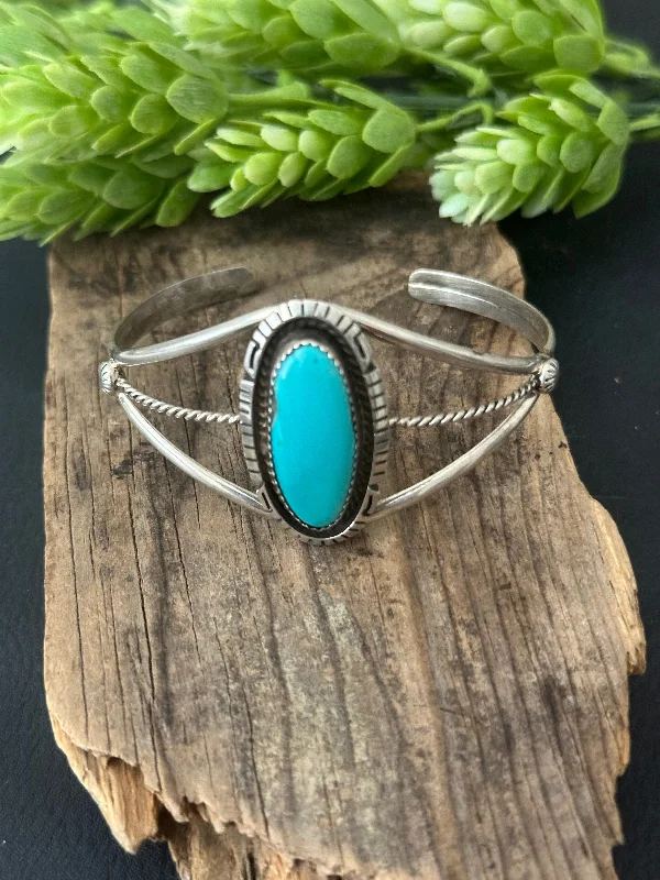 Women's Stainless Steel Cuff Bracelets with Geometric Designs for a Modern and Minimalist StyleRobert Shakey Kingman Turquoise & Sterling Silver Cuff Bracelet