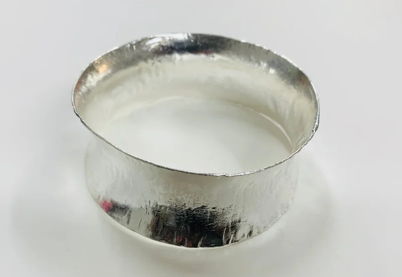 Unisex Bangle Bracelets with Abstract Artwork for a Unique StatementConcave silver bangle