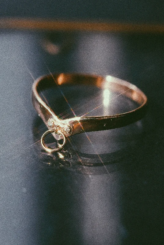 Pear - Shaped Engagement Rings in Yellow Gold with a Diamond - Encrusted BandO-Ring Collar Band