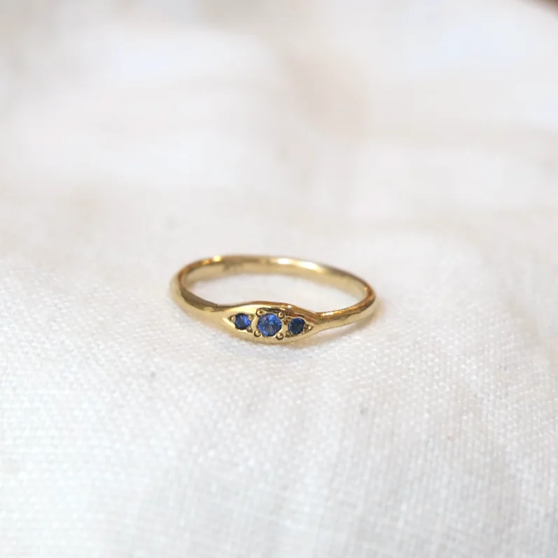 Solitaire Engagement Rings with a High - Clarity Round Diamond and Tapered BandTrio Ring Yogo Sapphire